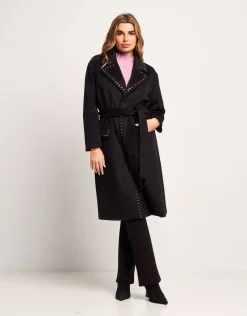 Cappotto con borchie e cintura