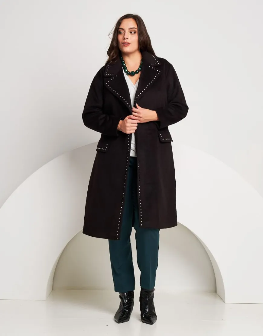 Cappotto con borchie e cintura
