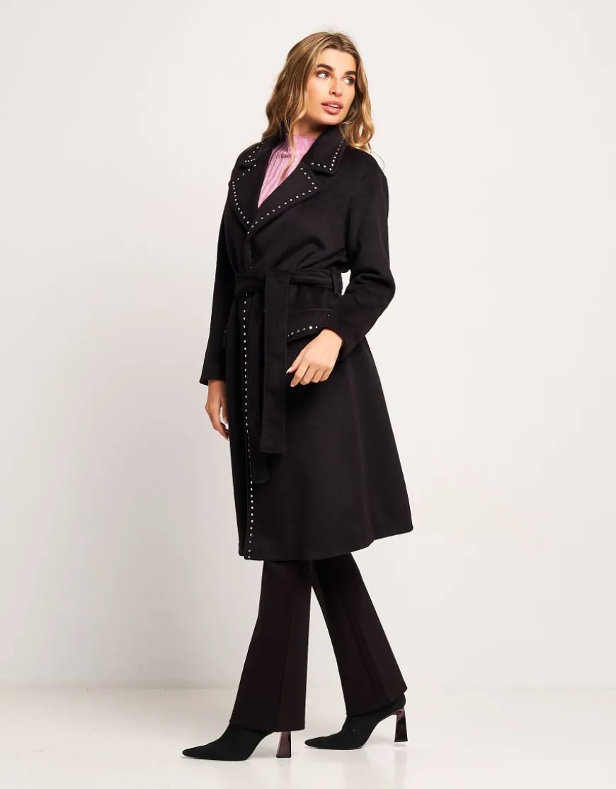 Cappotto con borchie e cintura