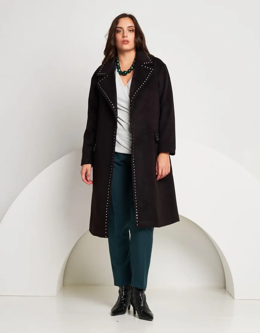 Cappotto con borchie e cintura
