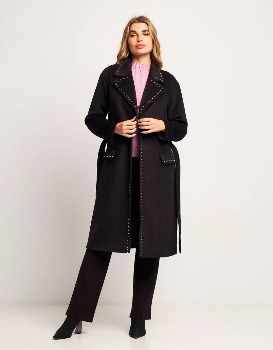 Cappotto con borchie e cintura