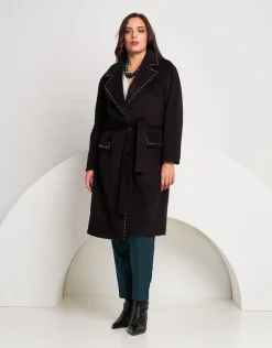 Cappotto con borchie e cintura
