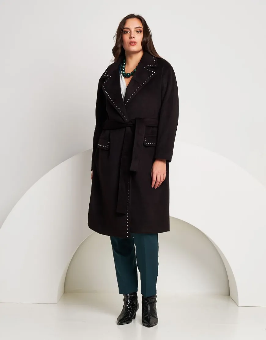 Cappotto con borchie e cintura
