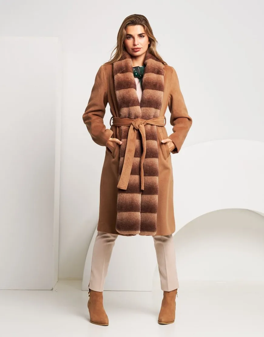 Cappotto con bordura in ecopelliccia e cintura