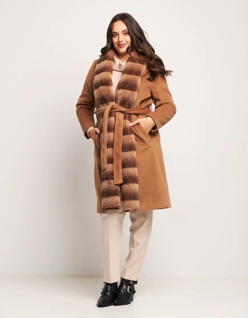 Cappotto con bordura in ecopelliccia e cintura