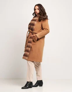 Cappotto con bordura in ecopelliccia e cintura