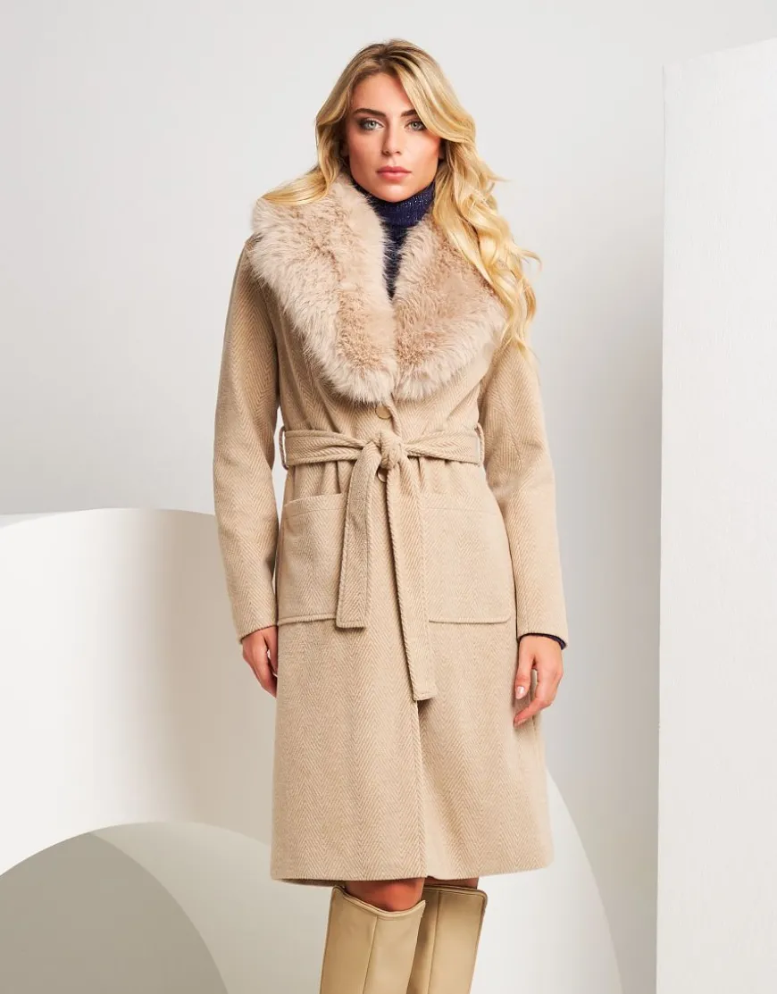 Cappotto lungo con cintura e collo in ecopelliccia