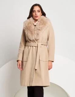 Cappotto lungo con cintura e collo in ecopelliccia