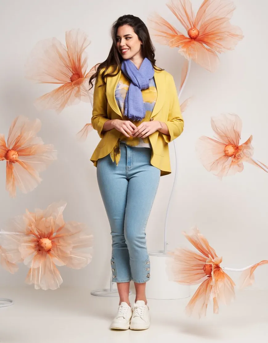 Jeans Capri chiaro con bottoni gioiello
