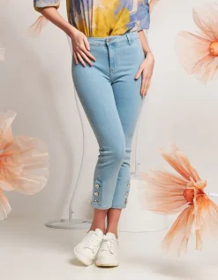 Jeans Capri chiaro con bottoni gioiello