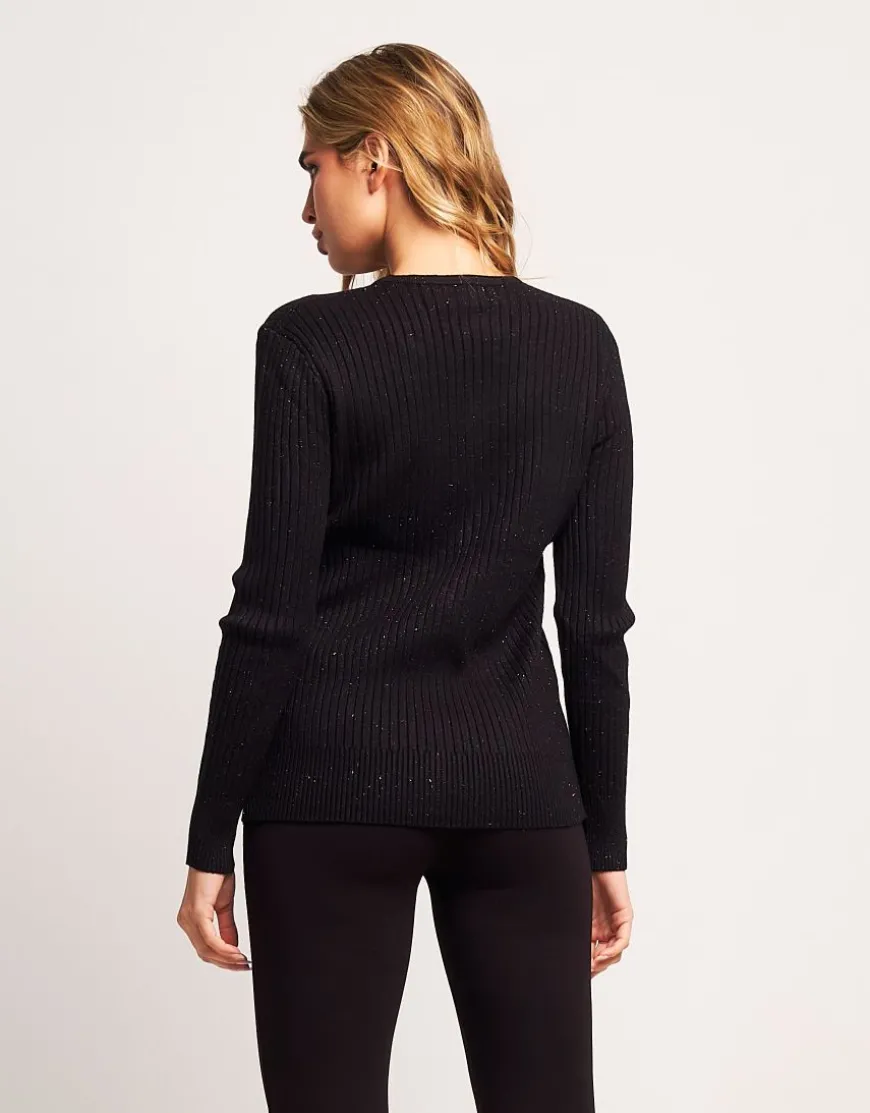 Maglia a coste con bottoni sullo scollo