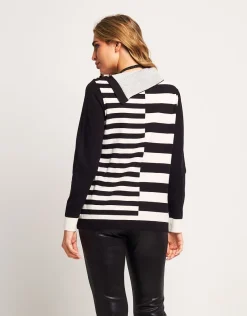 Maglia con spacco e bottoni sullo scollo