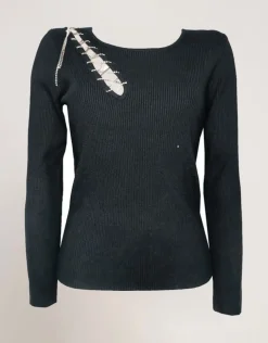 Maglia con spacco e catena sulla spalla