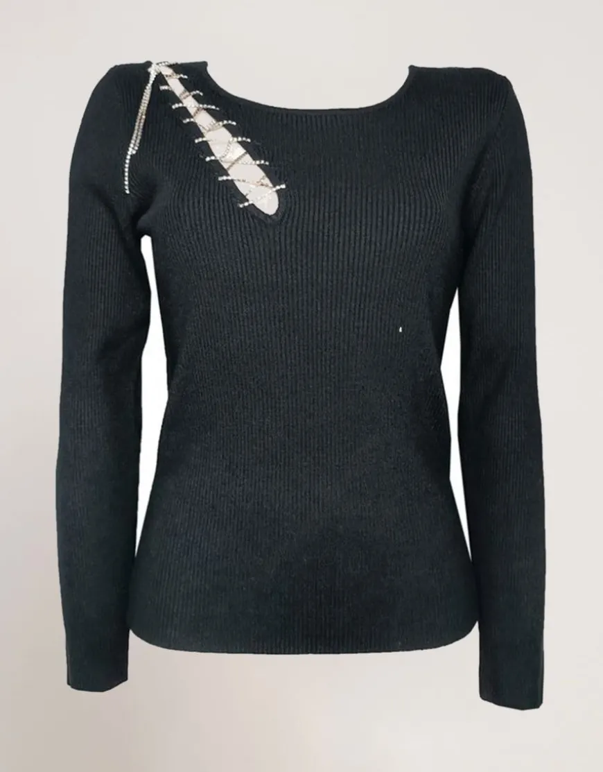 Maglia con spacco e catena sulla spalla