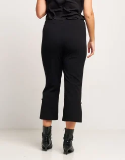 Pantalone con spacco e bottoncino