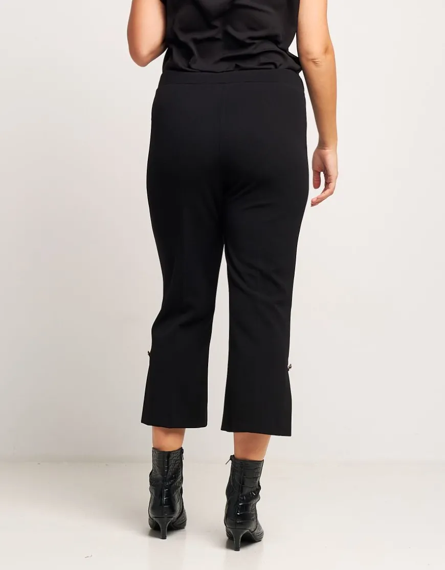 Pantalone con spacco e bottoncino