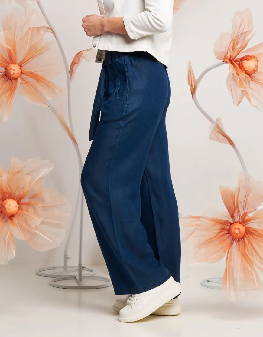 Pantalone con tasche e cintura