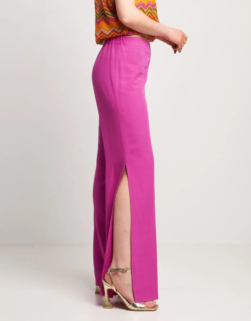 Pantalone in viscosa con spacchi sul fondo