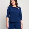 T-shirt con arriccio e dettaglio