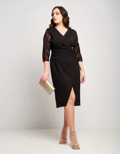 Vestito con drappeggio e pizzo